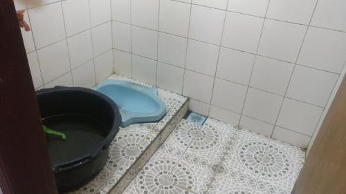 Kamar mandi di Hotel Teratai Putih