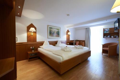 a bedroom with a large bed in a room at Hotel Klughardt in Nürnberg