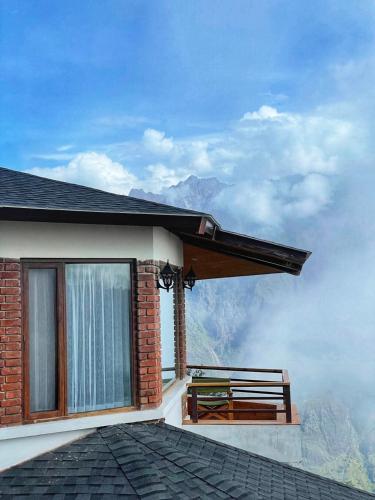 a balcony of a house with a view of the mountains at Casa Himalaya, Auli in Joshīmath