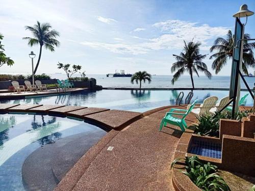 una piscina con vistas al océano en EHSAN SEAVIEW HOTEL PORT DICKSON en Port Dickson