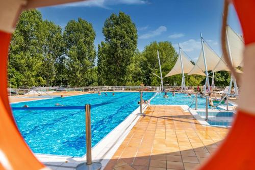 בריכת השחייה שנמצאת ב-Balatontourist Füred Camping & Bungalows או באזור