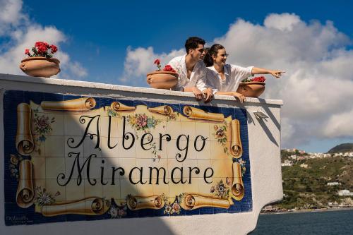 un homme et une femme assis à l'arrière d'un bateau dans l'établissement Miramare Sea Resort & Spa, à Ischia