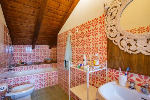 y baño con lavabo, bañera y espejo. en Sequoia Loft - Family Apartment Lago Maggiore, en Trarego Viggiona