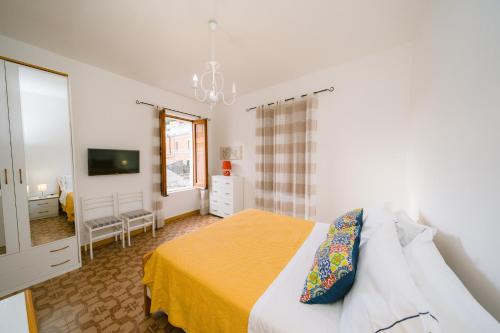 Un dormitorio con una cama y un televisor. en Nonna Titti, en Amalfi