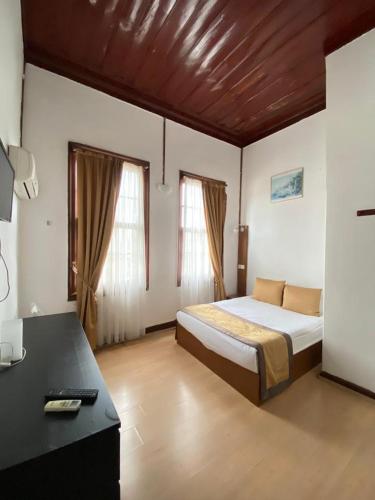 a bedroom with a bed and a desk in it at Konak Hotel Kaleiçi in Antalya