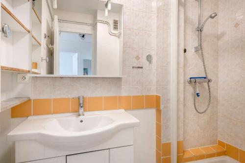 une salle de bain avec un lavabo et une douche dans l'établissement Bel appartement - 400m plage de la Baule, à La Baule