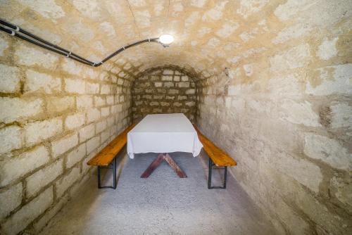 a table in a tunnel in a brick wall at Villa Szilva Vendégház in Szilvásvárad