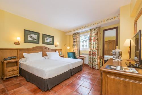 Un pat sau paturi într-o cameră la Ski Plaza Hotel & Wellness
