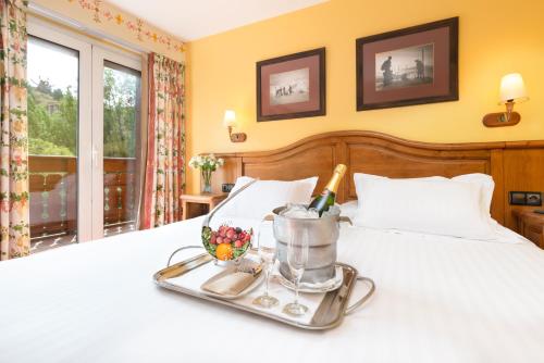  Hotel Ski Plaza & Wellness -  Room  picture :   Minibar    Bath    Safety deposit box                           