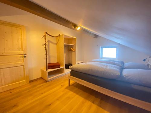 1 dormitorio con cama y espejo. en Woidrausch´n, en Philippsreut