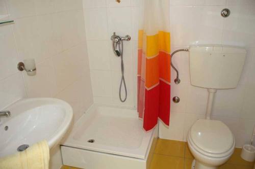 Kúpeľňa v ubytovaní Studio apartment in Trogir with balcony, air conditioning WiFi 4328-3