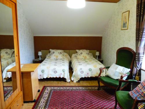 - une chambre avec 2 lits et un miroir dans l'établissement Chambres d hôtes du Stockgarten, à Betting-lès-Saint-Avold