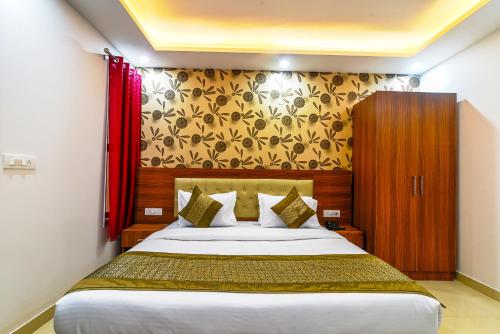 Ein Bett oder Betten in einem Zimmer der Unterkunft Hotel Urban Tree At Delhi Airport