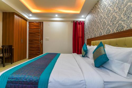 Ein Bett oder Betten in einem Zimmer der Unterkunft Hotel Urban Tree At Delhi Airport