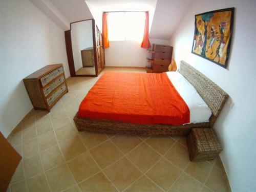 1 dormitorio con 1 cama grande de color naranja en una habitación en Casa Bahia 10 Grande Penthouse, en Santa Maria