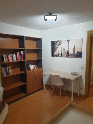 Habitación con escritorio y estante para libros. en Alojamiento a 6 min de aeropuerto e ifema y cerca de wanda metropolitano, en Madrid