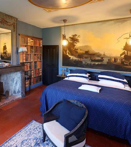 - une chambre avec un lit orné d'une grande peinture murale dans l'établissement CHATEAU DU GO, à Albi