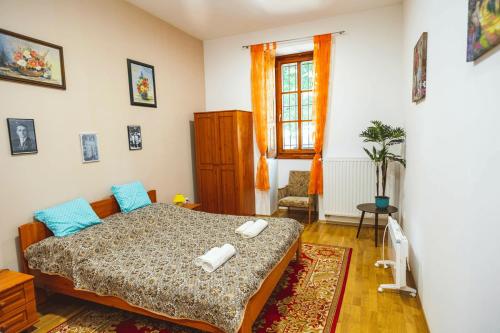 Postel nebo postele na pokoji v ubytování Tolnay Kúria és Vendégház