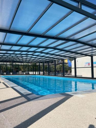 une grande piscine avec de l'eau bleue dans l'établissement Camping Le Ruisseau, à Saint-André-de-Seignanx