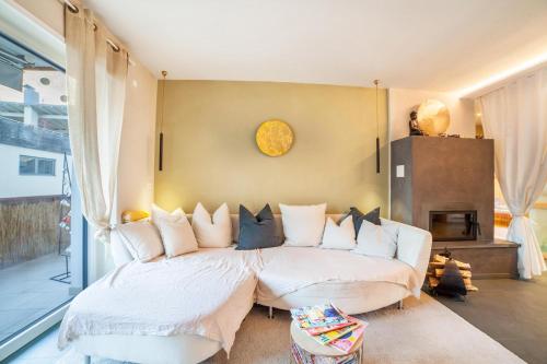 a bedroom with a large white bed with pillows at Lieblingsplatzl in Naturno