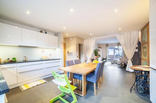 a kitchen and dining room with a wooden table and chairs at Lieblingsplatzl in Naturno