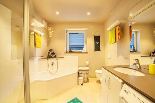 a bathroom with a tub and a sink and a toilet at Lieblingsplatzl in Naturno