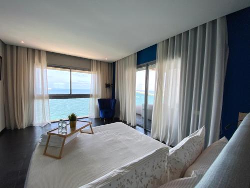 een slaapkamer met een groot bed en een groot raam bij Marina Atlantic Cruise - By AppartAli in Casablanca