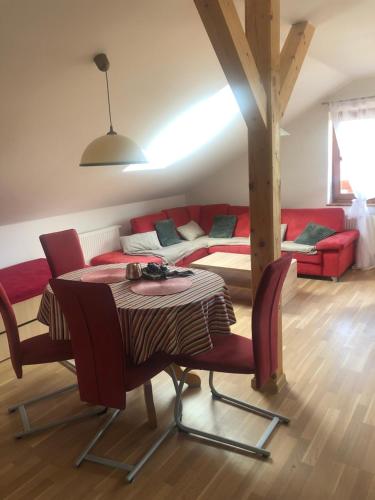 Lužice的住宿－Apartmány Diana，客厅配有桌子和沙发