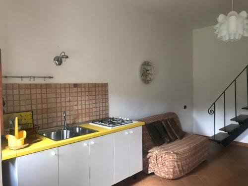 a kitchen with a sink and a stove at Appartamenti Il Capomandro in SantʼAnatolia