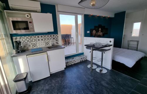 - une petite cuisine avec une petite table dans une chambre dans l'établissement Cyrène Port Nature 5, au Cap d'Agde