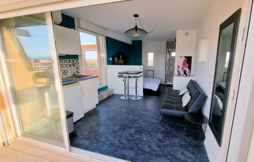 um quarto com uma cozinha e uma sala de estar em Cyrène Port Nature 5 em Cap d'Agde