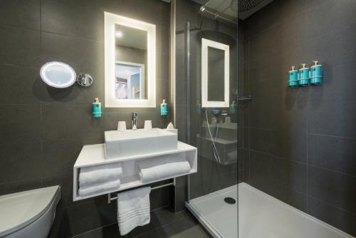 La salle de bains est pourvue d'un lavabo, de toilettes et d'une douche. dans l'établissement Novotel Paris 20 Belleville, à Paris