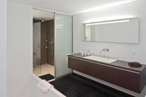 ツェルマットにあるCasa Collinetta 2のバスルーム(洗面台、鏡付)