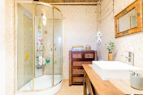 La salle de bains est pourvue d'une douche et d'un lavabo. dans l'établissement Palheirinho, à Zimbreira