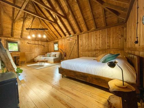 een slaapkamer met een bed in een houten hut bij Mountain Eco Shelters 2 in Funchal