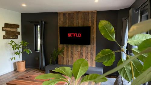 The Shed في ناكورو: غرفة معيشة فيها تلفزيون على جدار