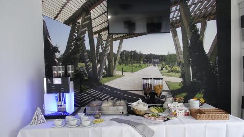 ein Tisch mit Essen darauf unter einer Brücke in der Unterkunft Janowski Zakątek in Janów Lubelski