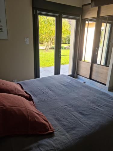 ein Schlafzimmer mit einem großen Bett und einem großen Fenster in der Unterkunft Albizia bis in Pintheville