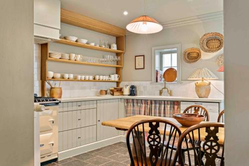 A kitchen or kitchenette at Guesthouse Groeninghe - A rustic private cottage with cozy inner courtyard in the old centre of Bruges