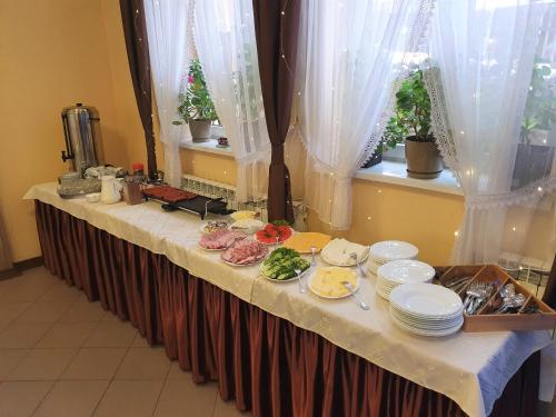 een lange tafel met borden met eten erop bij Gorczański Kącik in Ochotnica Dolna