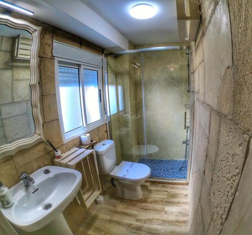 łazienka z prysznicem, toaletą i umywalką w obiekcie Casa Quinito w mieście Cazorla
