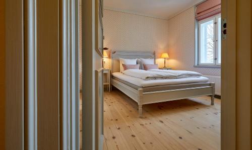 Schlafzimmer mit einem Bett und einem Fenster in der Unterkunft Schackenborg Slotskro in Tønder