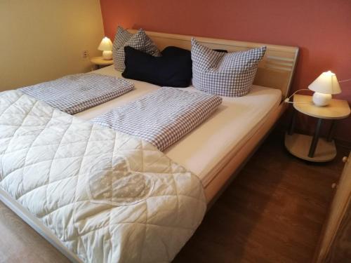 Ferienwohnung Haus Silvia في فلادونغن: غرفة نوم بسريرين عليها مخدات
