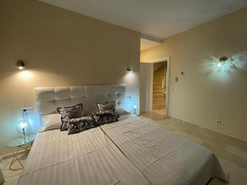 ミハスにあるCasa Amaryllisのベッドルーム1室(大きな白いベッド1台、枕2つ付)