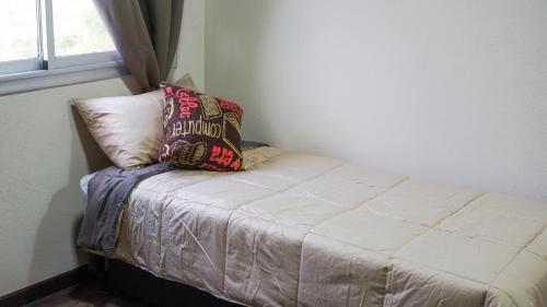 Bett mit Kissen auf dem Zimmer in der Unterkunft Divina Montaña in Mendoza