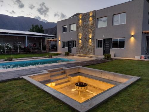 une maison avec un jardin et une piscine dans l'établissement Divina Montaña, à Mendoza