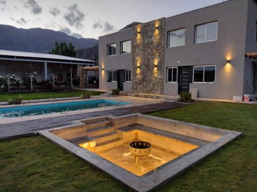 Casa con patio trasero con piscina en Divina Montaña en Mendoza