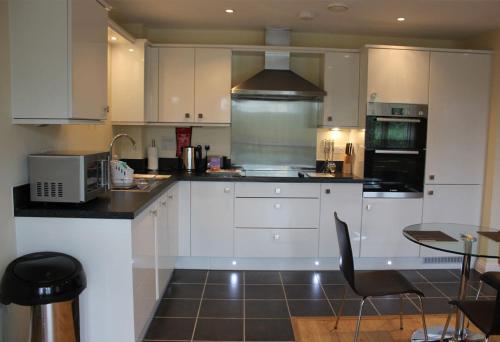 Continental Apartments Farnborough Centre with Free Wi-Fi, Parking & NETFLIX