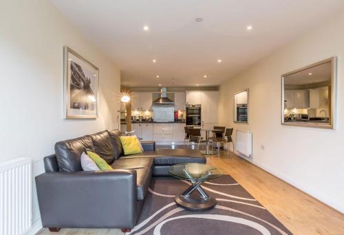 Continental Apartments Farnborough Centre with Free Wi-Fi, Parking & NETFLIX