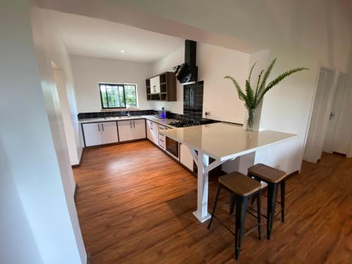 Una cocina o cocineta en The Cabin